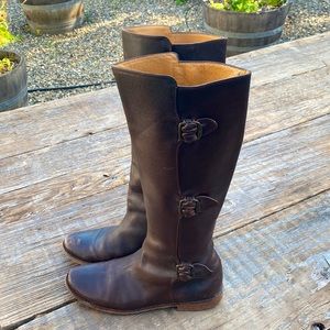 Good condition women’s Frye boots.